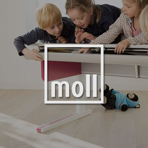 Kinder spielen auf einem Schreibtisch. Mittig im Bild wird das moll Logo dargestellt.
