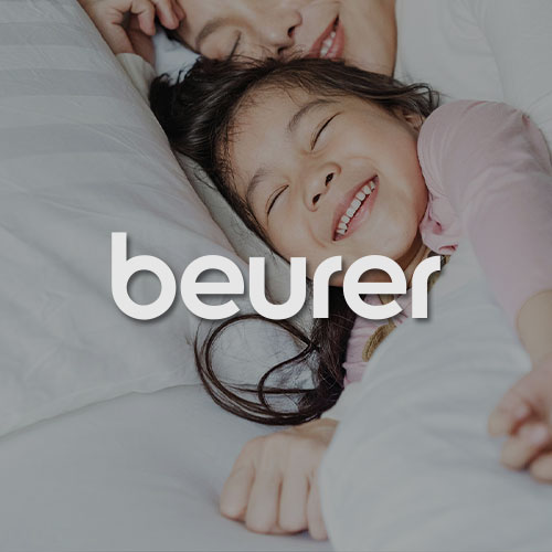 Schalfendes Mädchen. Nahaufnahme eines Bohrers. Mittig im Bild wird das beurer Logo dargestellt.