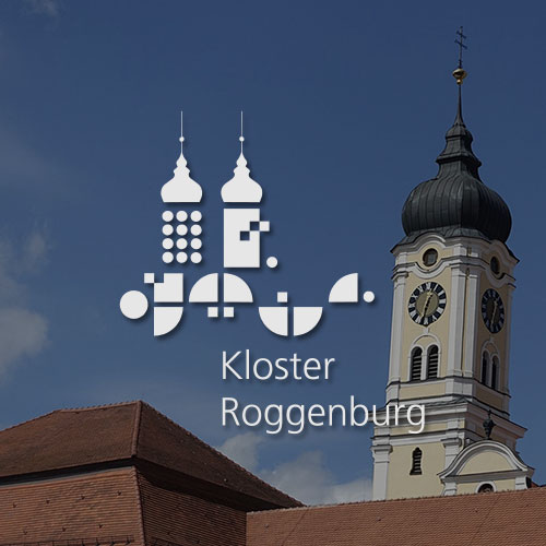 Blick auf den Klosterturm vom Kloster Roggenburg. Das Logo von Kloster Roggenburg befindet sich in der Mitte des Bildes.