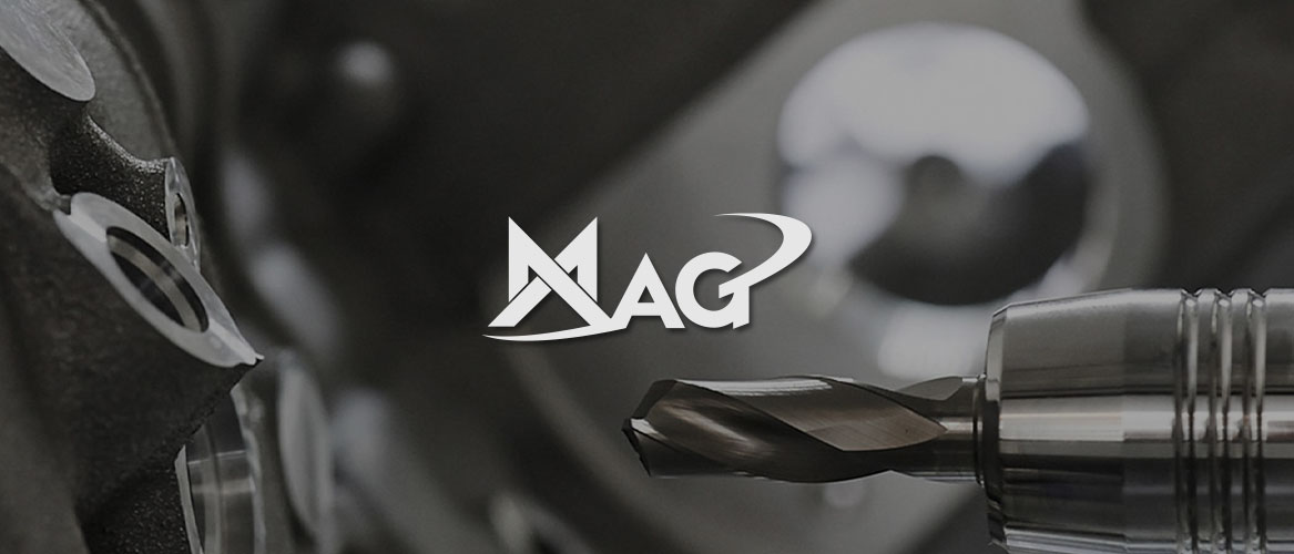 Nahaufnahme eines Bohrers. Mittig im Bild wird das MAG Logo dargestellt.