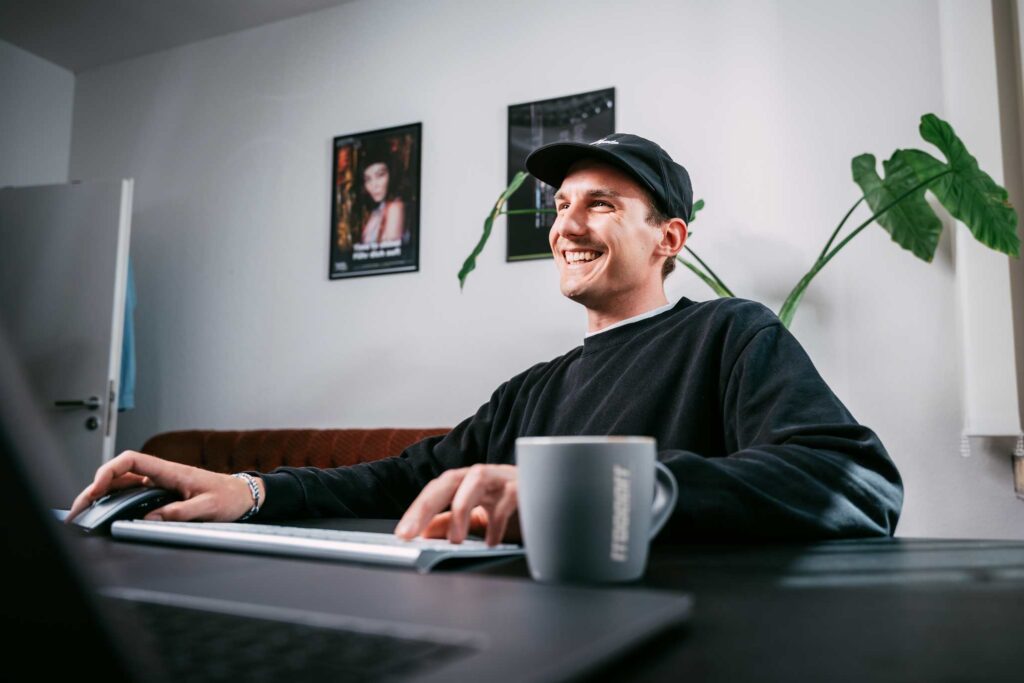 Shopware Entwickler bei der Arbeit